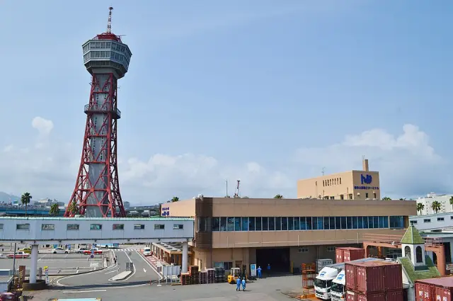 博多ポートタワーと博多港
