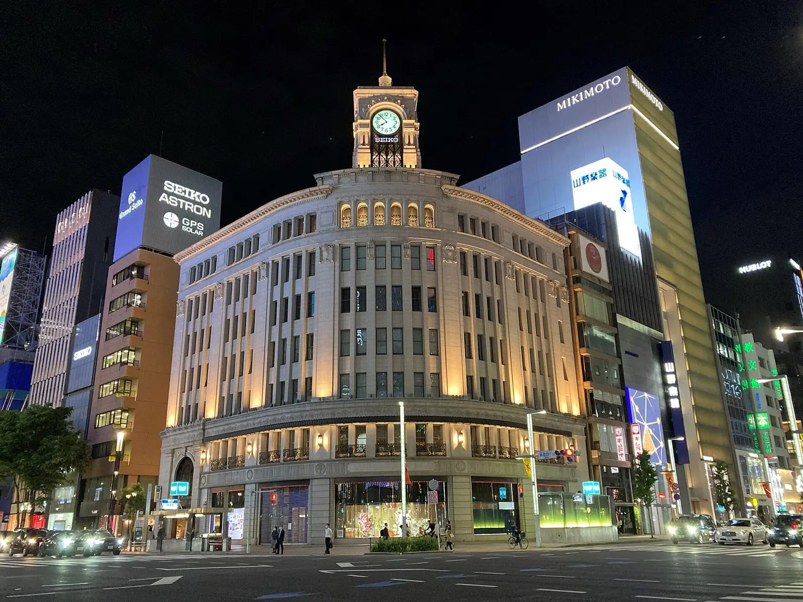 夜の銀座の交差点