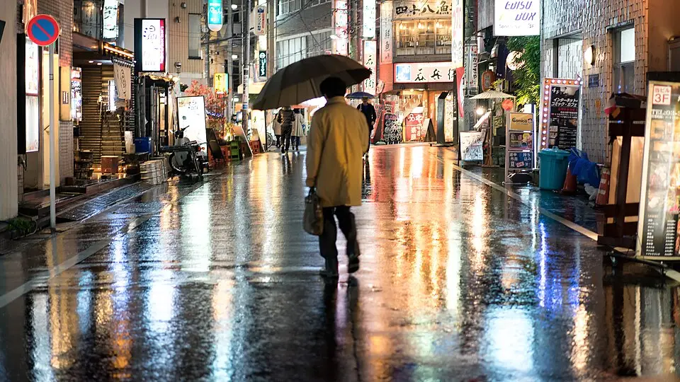 雨の夜の路地